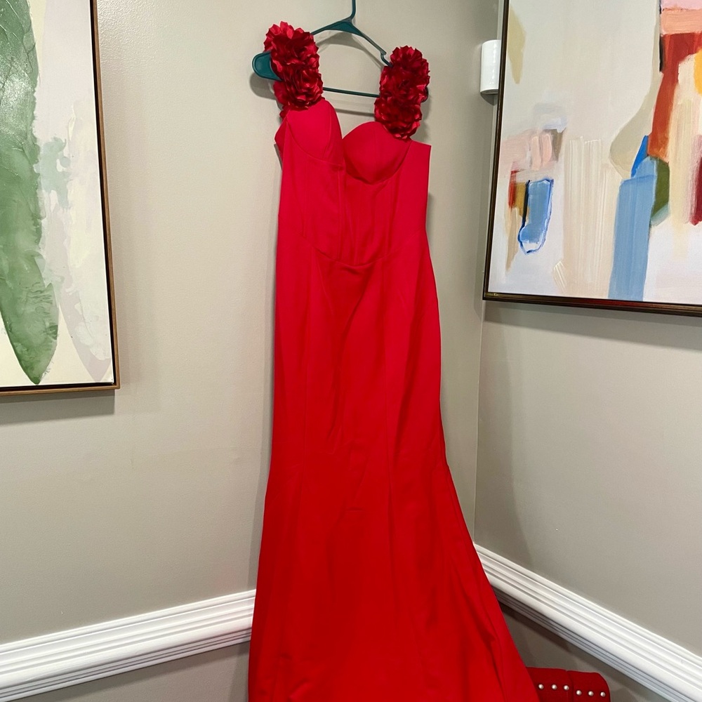 Beautiful Red party dress close fit.